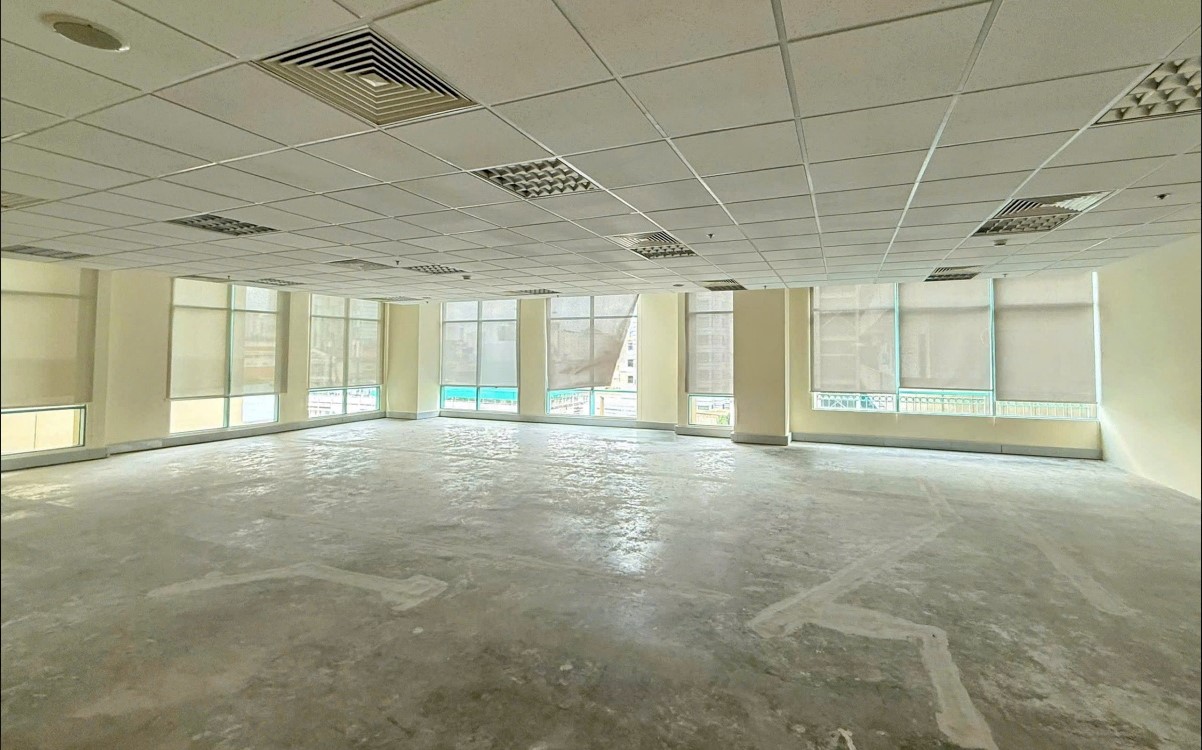 Không gian văn phòng tiêu chuẩn trang bị rèm cuốn cản nhiệt và điều hòa âm trần