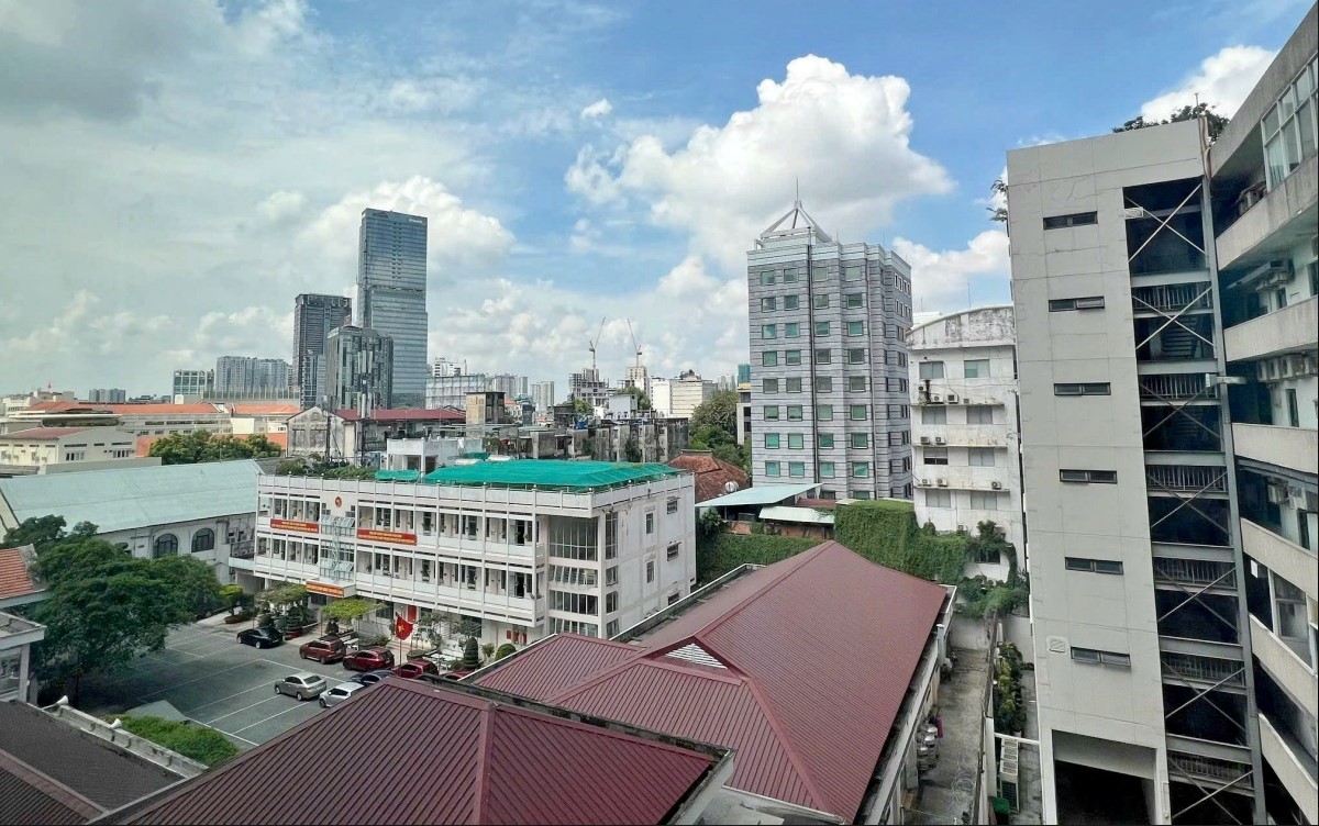 Tầm nhìn panorama từ cửa sổ văn phòng The Metropolitan hướng về trung tâm Quận 1