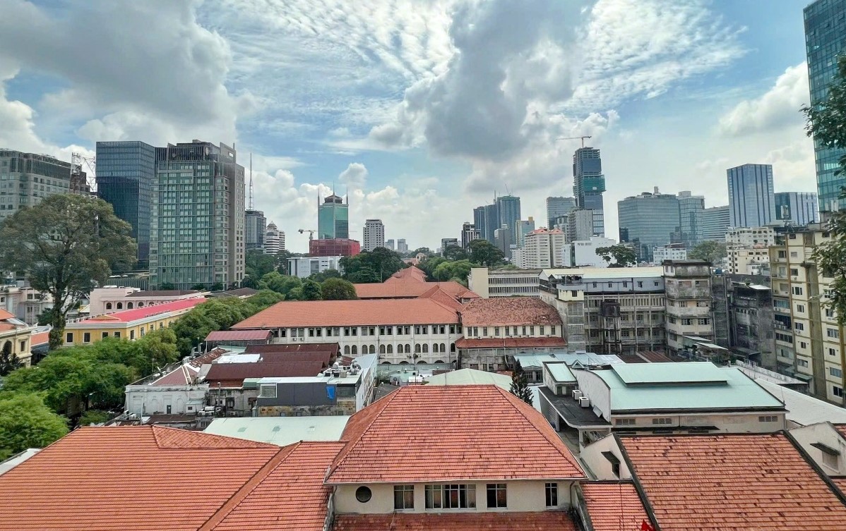 Tầm nhìn panorama Nhà thờ Đức Bà và trung tâm Quận 1 từ The Metropolitan
