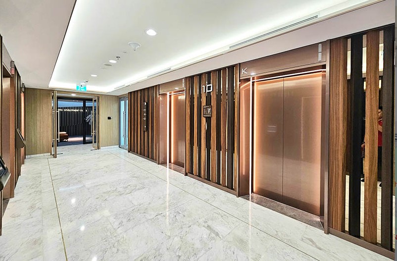 Hành Lang Thang Máy Ốp Trần Gỗ Ấm Cúng