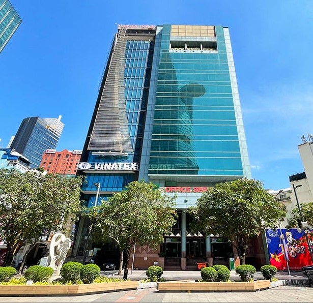 Mặt tiền tòa nhà VTP Building nhìn từ Phố đi bộ Nguyễn Huệ