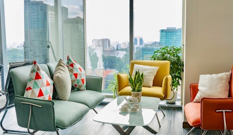 Khu tiếp khách sang trọng view Diamond Plaza và Nhà thờ Đức Bà