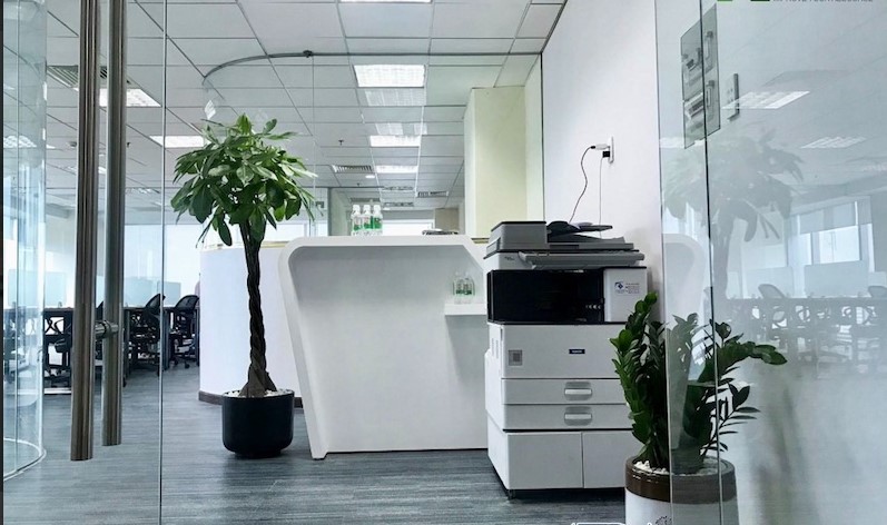 Khu vực quầy lễ tân sang trọng vách kính uốn cong Vincom Center