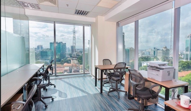 Phòng làm việc góc 2 mặt kính đón ánh sáng