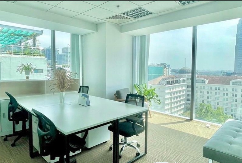 Bàn làm việc nhóm hiện đại hướng nhìn đại lộ trung tâm Quận 1