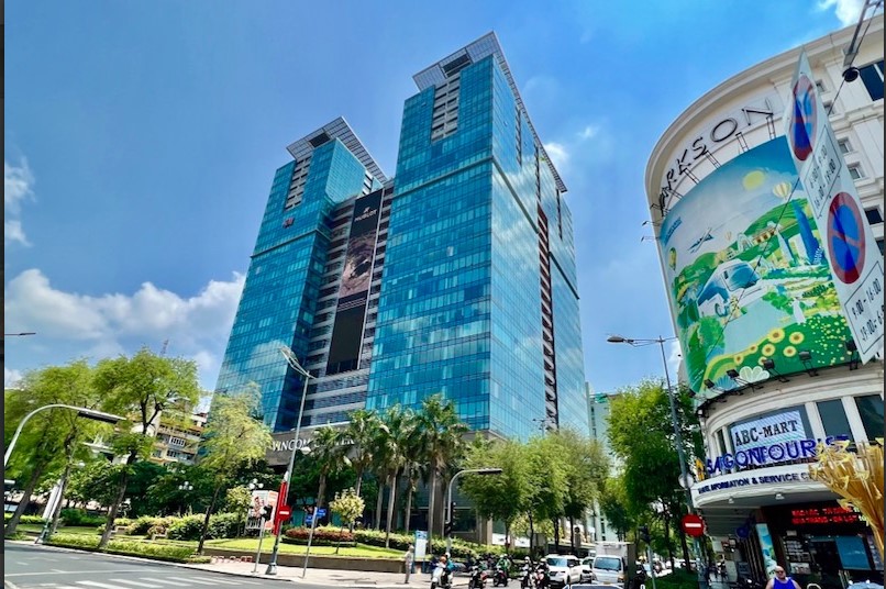 Toàn cảnh mặt tiền tòa nhà Vincom Center Đồng Khởi góc Lê Thánh Tôn