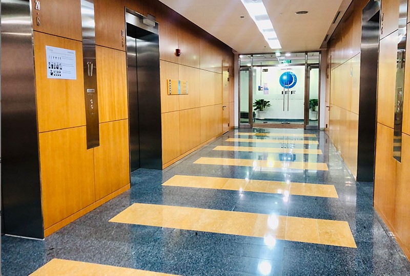 Sảnh thang máy ốp gỗ cao cấp với 8 thang máy OTIS