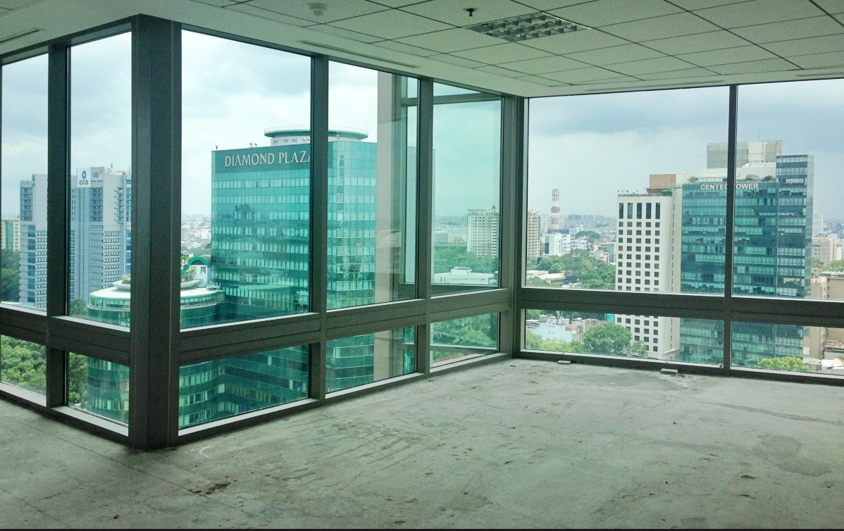 Văn phòng góc 2 mặt kính hướng nhìn sang Diamond Plaza